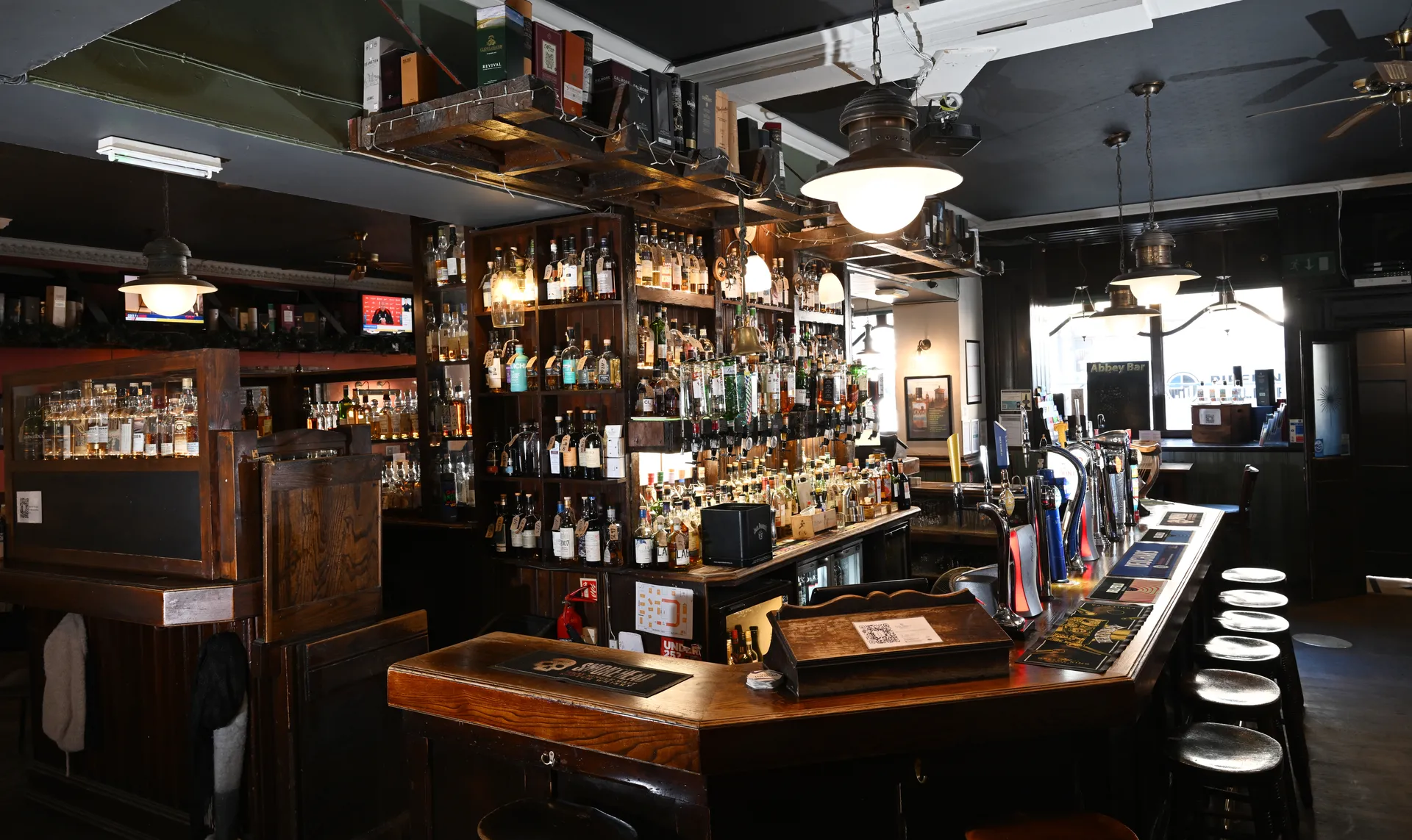 Whisky display shelf